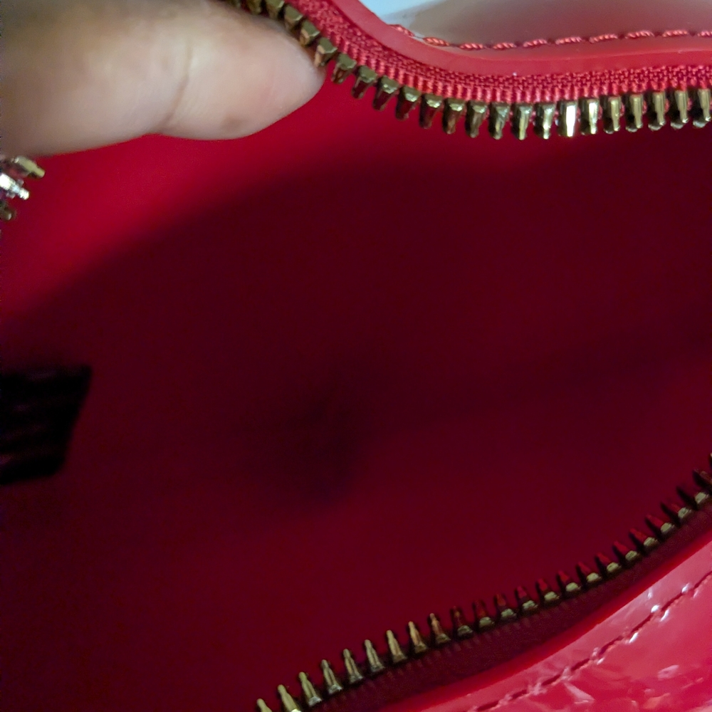 Fashion Nova Red Heart Shoulder Bag with Gold Chain - Picture 2 of 3